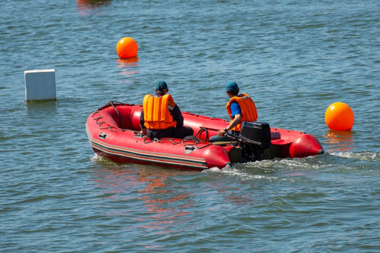  which practice reduces the risk of a dangerous boating emergency